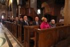 Wicemarszałek Ryszard Pagacz i prof. Jan Tadeusz Duda siedzą w ławce w kościele. Obok siedzą inni ludzie.