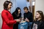 Marta Malec-Lech z zarządu województwa wręcza podarunki podopiecznym placówki Słoneczny Dom.
