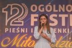 Dziewczyna z mikrofonem.