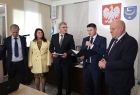 Wicemarszałek Ryszard Gawron stoi z ludźmi.