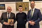 Wicemarszałek Ryszard Pagacz stoi z chłopcem i prezydentem Tarnowa.