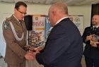 Wicemarszałek Ryszard Pagacz podaje rękę strażnikowi granicznemu.