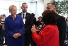 Iwona Gibas z zarządu województwa rozmawia z ludźmi.