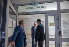 Wicemarszałek Łukasz Smółka wchodzi na Oddział Urologii.