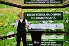 Mężczyzna prowadzący debatę.