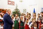 Wicemarszałek Ryszard Pagacz stoi przed kapelą góralską.