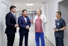 Wicemarszałek Łukasz Smółka i Wojciech Skruch rozmawiają z personelem szpitala.