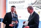 Wicemarszałek Łukasz Smółka odbiera nagrodę od dyrektora szpitala.