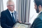 Pan Jerzy Kopeć odbiera upominek od delegacji ZEA