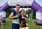 Para biegaczy pokazuje medale.