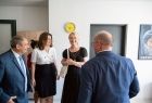 Iwona Gibas z zarządu województwa rozmawia z ludźmi.
