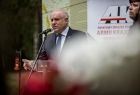 Wicemarszałek Ryszard Pagacz stoi przy mównicy.