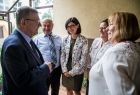 Wicemarszałek Witold Kozłowski rozmawia z ludźmi na korytarzu szkoły.