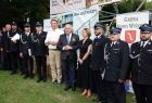Wicemarszałek Ryszard Pagacz i radny Piotr Dziurdzia stoją z innymi ludźmi.