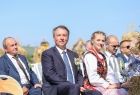 Radny województwa Piotr Dziurdzia siedzi na widowni. Obok siedzą inni ludzie.