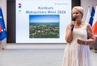 Uczestnicy wydarzenia stoją na scenie.