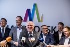 Wicemarszałek Ryszard Pagacz stoi przed mikrofonami. Za nim widoczni inni ludzie.