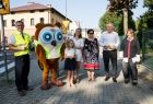 Wicemarszałek Ryszard Pagacz stoi z dziećmi i dorosłymi i Klementynką.