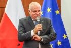 Wicemarszałek Ryszard Pagacz stoi i ręce trzyma mikrofon. Za nim widoczna flaga Polski i Unii Europejskiej.