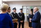 Wicemarszałek Ryszard Pagacz stoi z ludźmi na sali.