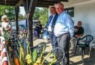 Wicemarszałek Ryszard Pagacz stoi na trybunie. Obok stoi mężczyzna.