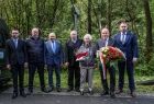 Wicemarszałek Ryszard Pagacz stoi z innymi ludźmi w lesie.