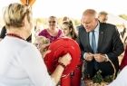 Wicemarszałek Ryszard Pagacz rozmawia ludźmi.