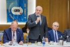 Wicemarszałek Ryszard Pagacz stoi i trzyma w ręku mikrofon.
