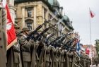 Żołnierze strzelają w powietrze.