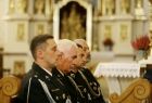 Strażacy uczestniczący w mszy świętej