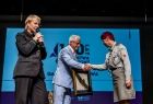 Iwona Gibas z zarządu województwa oraz radny województwa Tadeusz Arkit wręczają komendant hufca nagrodę samorządu województwa Złoty Medal Polonia Minor