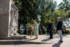 Iwona Gibas z zarządu województwa składa wieniec pod pomnikiem upamiętniającym ofiary podobozu KL Auschwitz - Jawischowitz. Członek zarządu województwa towarzyszą Jakub Przewoźnik i Paweł Plinta z Urzędu Marszałkowskiego Województwa Małopolskiego