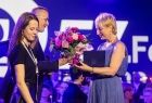 Burmistrz Piotr Ryba wręcza Iwonie Gibas z Zarządu Województwa Małopolskiego bukiet kwiatów