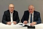 Wicemarszałek Ryszard Pagacz siedzi przy stole z mężczyzną.