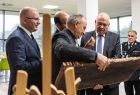 Wicemarszałek Ryszard Gawron ogląda drzeworyty.