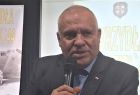 Wicemarszałek Ryszard Pagacz trzyma mikrofon.