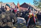 Wicemarszałek Ryszard Pagacz składa wieniec.