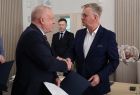 Wicemarszałek Ryszard Gawron podaje rękę mężczyźnie.