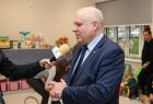 Wicemarszałek Ryszard Pagacz stoi przed mikrofonem.
