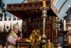 Arcybiskup Marek Jędraszewski stoi przy ambonie w katedrze.