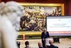 Przewodniczący SWM profesor Jan Tadeusz Duda stoi przed ludźmi.