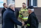 Wicemarszałek Ryszard Pagacz podaje rękę strażakowi.