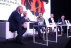 Wicemarszałek Ryszard Pagacz z innymi prelegentami siedzą na scenie.