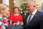 Wicemarszałek Ryszard Pagacz rozmawia z kobietą.