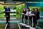 Wicemarszałek Ryszard Pagacz stoi przy mównicy. Obok siedzą uczniowie.