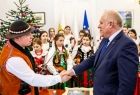Wicemarszałek Ryszard Pagacz podaje rękę góralowi. Z tyłu widoczne góralki.