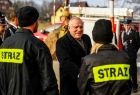 Wicemarszałek Pagacz podaje rękę strażakom.