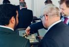 Pan dyrektor i goście delegacji oglądają upominek od wiceministra ZEA