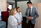 Wicemarszałek Łukasz Smółka rozmawia z personelem szpitala.
