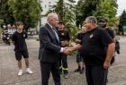 Wicemarszałek Ryszard Pagacz podaje rękę strażakowi.
